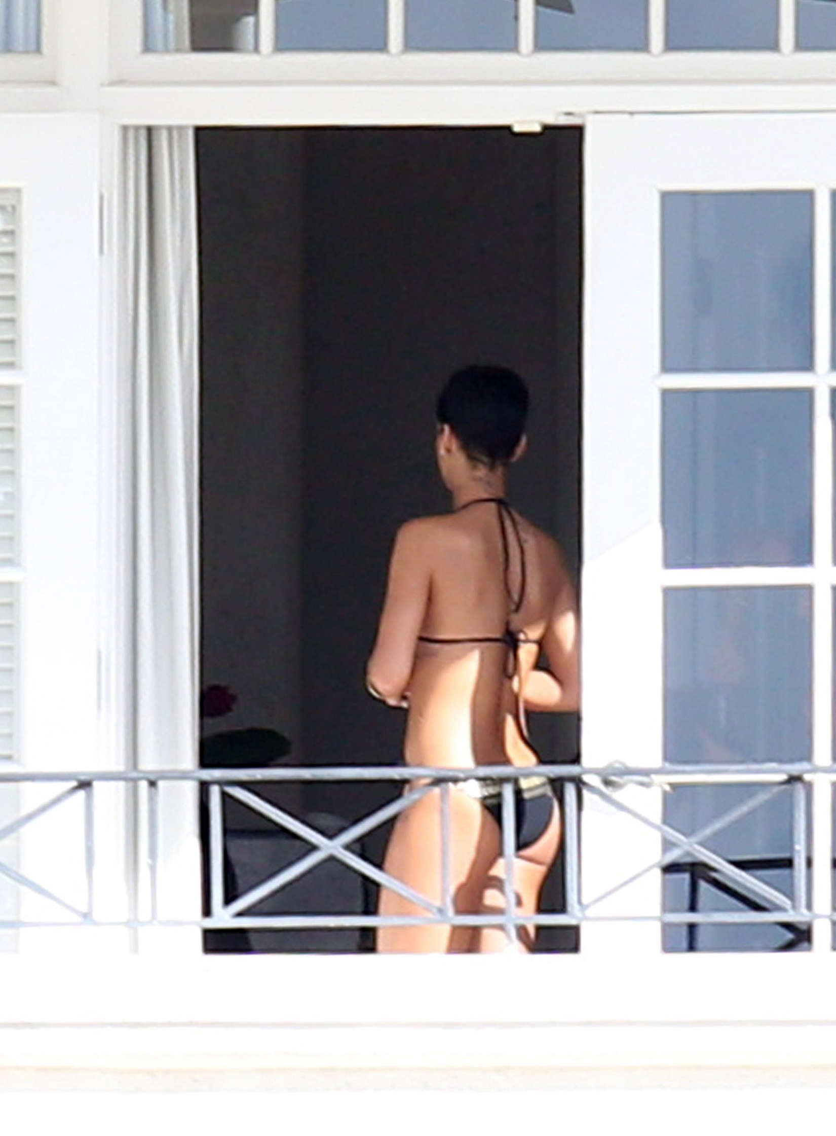 Rihanna - Shows Bikini Body in Barbados (adds)
